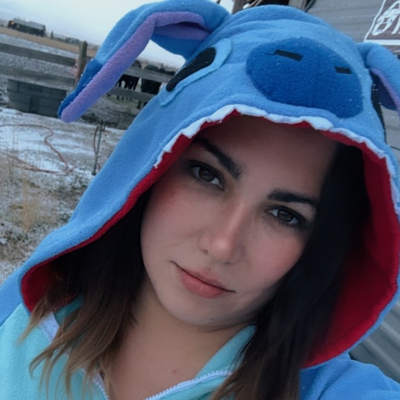 Meet your Posher, Carly - Picture 2 of 2